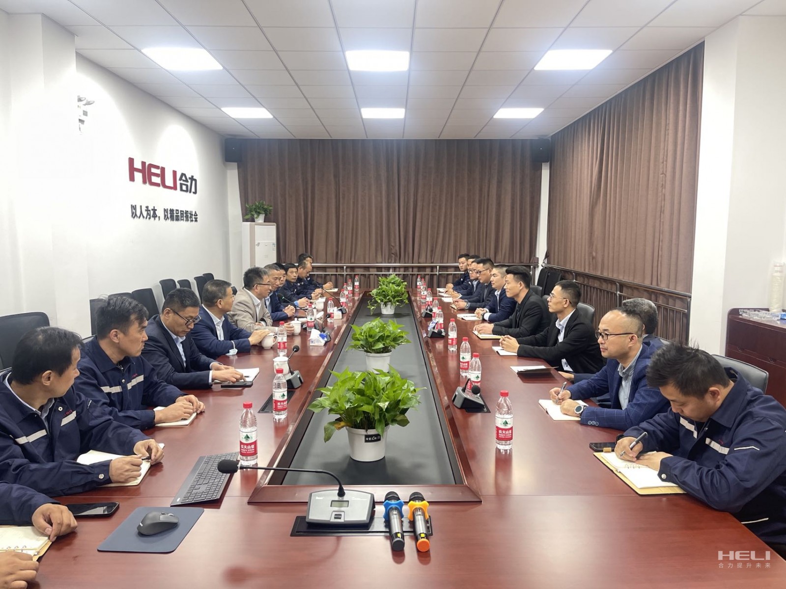 与上海Z6官网昆山、嘉定分公司员工互换座谈.jpg